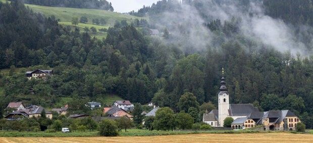 Bild enthält, Nature, Outdoors, Scenery, Countryside, Rural, Village, Car, Vehicle, Tree, Building