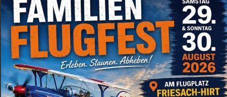 Ein Plakat für ein Familienflugfest mit Flugzeugen, Hubschraubern und einem Kind in einem Pilotenhelm. Die Veranstaltung findet am 29.-30. August 2026 auf dem Flughafen Friesach-Hirt statt. Es bietet freien Eintritt, Flugerlebnisse und verschiedene Aktivitäten für die ganze Familie.