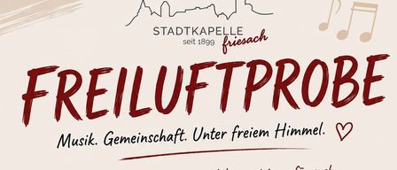 Plakat für Freiluftprobe-Veranstaltung mit einer Band, die auf einer Straße auftritt, mit Gebäuden und einem Turm im Hintergrund. Datum: 28.08.2026, Zeit: 19:30, Ort: Bahnhofstrasse zwischen Gasthaus Koppl und Café Craigher.