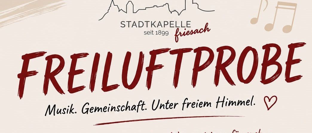 Plakat für Freiluftprobe-Veranstaltung mit einer Band, die auf einer Straße auftritt, mit Gebäuden und einem Turm im Hintergrund. Datum: 28.08.2026, Zeit: 19:30, Ort: Bahnhofstrasse zwischen Gasthaus Koppl und Café Craigher.