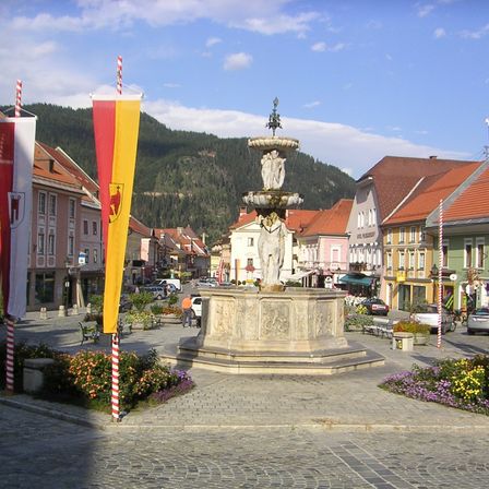 Bild enthält, Path, City, Neighborhood, Walkway, Road, Monastery, Person, Urban, Street, Flagstone