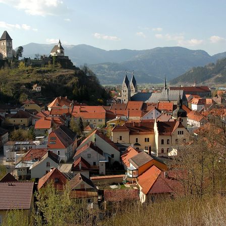Bild enthält, Nature, Outdoors, Countryside, Rural, Village, Architecture, Building, Housing, Roof, Person