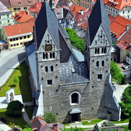 Bild enthält, Architecture, Building, Spire, Tower, House, Housing, Roof, Cityscape, Outdoors, Gothic Arch