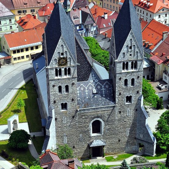 Bild enthält, Architecture, Building, Spire, Tower, House, Housing, Roof, Cityscape, Outdoors, Gothic Arch