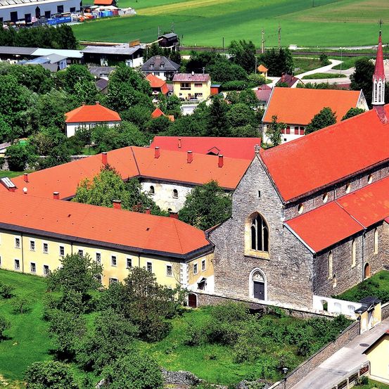 Bild enthält, Architecture, Building, Outdoors, Housing, House, Roof, Nature, Aerial View