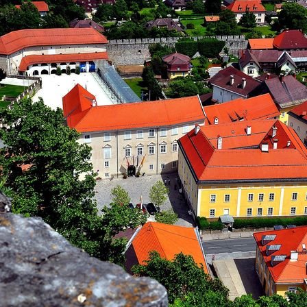 Bild enthält, Architecture, Building, House, Housing, Roof, Outdoors, Tile Roof, Cityscape, Urban