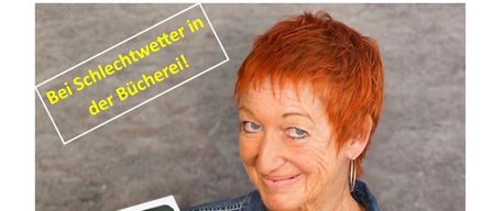 Eine Frau mit roten Haaren hält ein Buch mit dem Titel 'Alles Gute' von Eva Rossmann. Der Textüberlagerung steht 'Bei schlechtem Wetter im Buchladen!' mit dem Datum 08.08.2025 und der Uhrzeit 19:00.