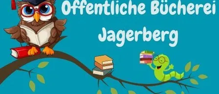 Eine Eule mit einer Doktormütze sitzt auf einem Ast mit Büchern. Darunter hält ein Raupe einen Stapel Bücher. Im Hintergrund steht 'Offentliche Bucherei Jagerberg.'