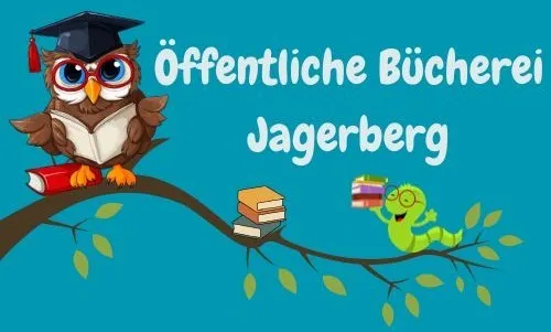 Eine Eule mit einer Doktormütze sitzt auf einem Ast mit Büchern. Darunter hält ein Raupe einen Stapel Bücher. Im Hintergrund steht 'Offentliche Bucherei Jagerberg.'