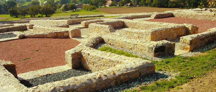 Bild enthält, Gravel, Road, Path, Walkway, Outdoors, Grass, Plant, Nature, Archaeology, Rock