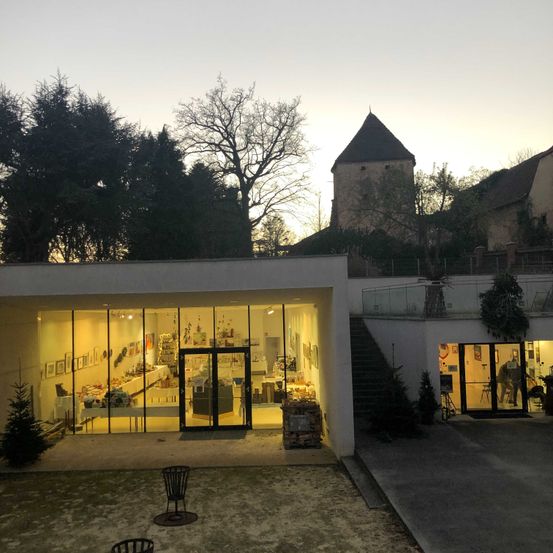 Bild enthält, Indoors, Interior Design, Floor, Person, Chair, Urban, Lighting, Housing, Villa, Outdoors