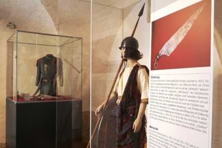 Bild enthält, Sword, Weapon, Indoors, Spear, Adult, Female, Person, Woman