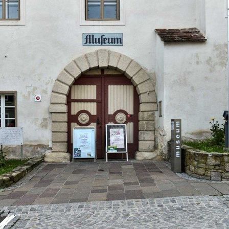 Bild enthält, Path, Building, Walkway, City, Cobblestone, Flagstone, Arch, Gothic Arch, Urban, Street