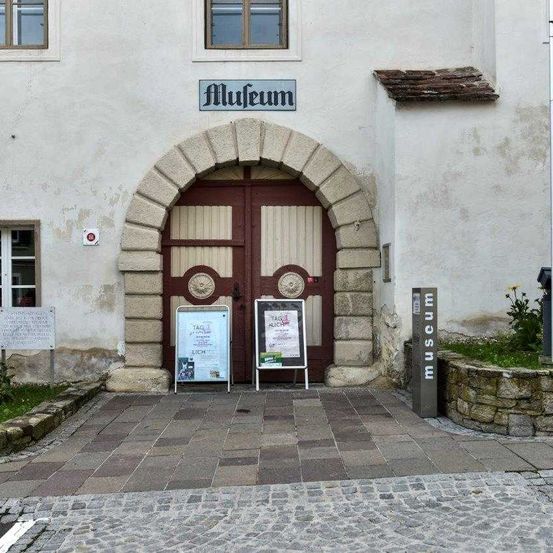 Bild enthält, Path, Building, Walkway, City, Cobblestone, Flagstone, Arch, Gothic Arch, Urban, Street
