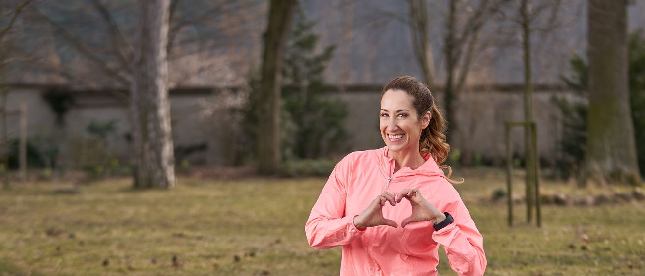 Bild enthält, Long Sleeve, Person, Smile, Grass, Adult, Female, Woman, Finger, Coat, Tree