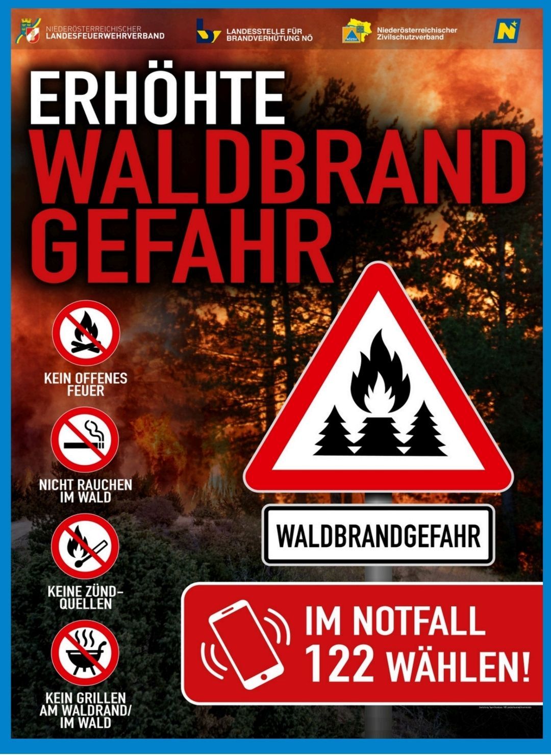 Ein Plakat mit einem Warnzeichen für Waldbrandgefahr, das kein offenes Feuer, Rauchen oder Zündquellen zeigt. Es enthält auch ein Schild für den Notfallkontakt.