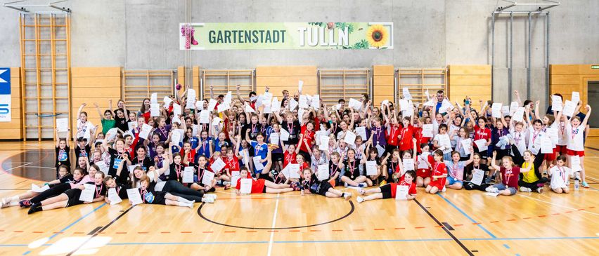 Bild enthält, People, Person, Basketball, Basketball Game, Female, Girl, Teen, Shoe, Face