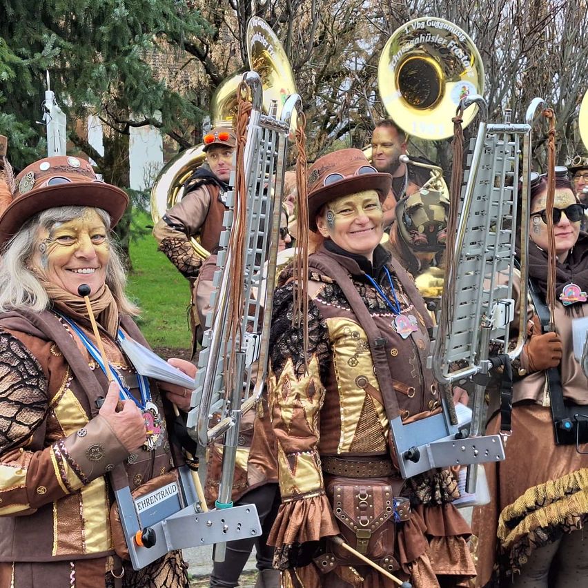 Bild enthält, Group Performance, Music Band, Person, People, Adult, Male, Man, Face, Sword, Crossbow