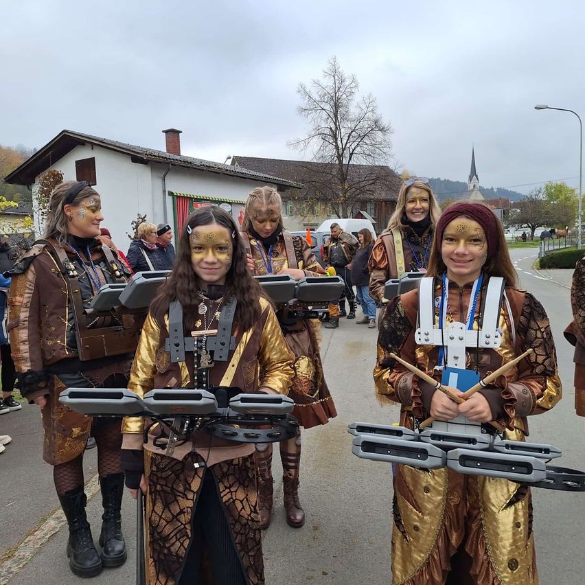 Bild enthält, Adult, Female, Person, Woman, Gun, Male, Man, E-scooter, People, Advertisement