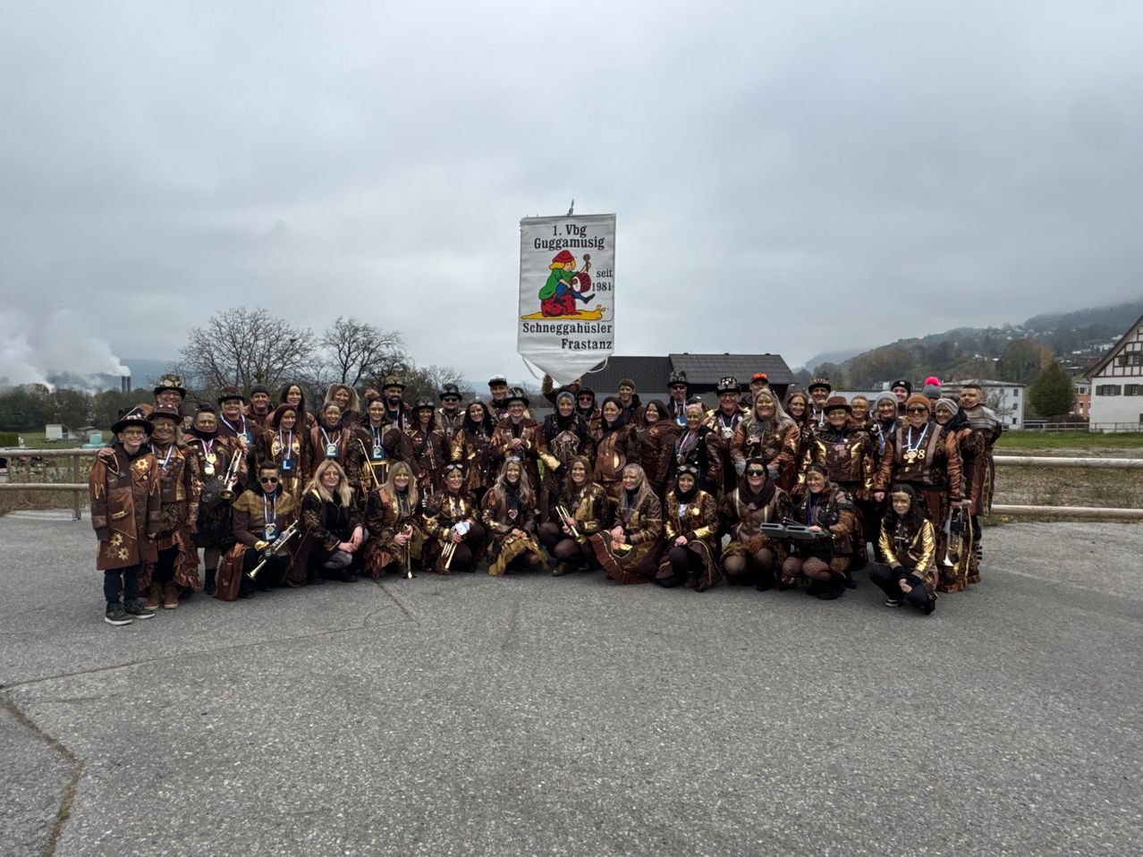 Bild enthält, People, Person, Group Performance, Music Band, Musical Instrument, Musician, Performer, Architecture, Building, Road