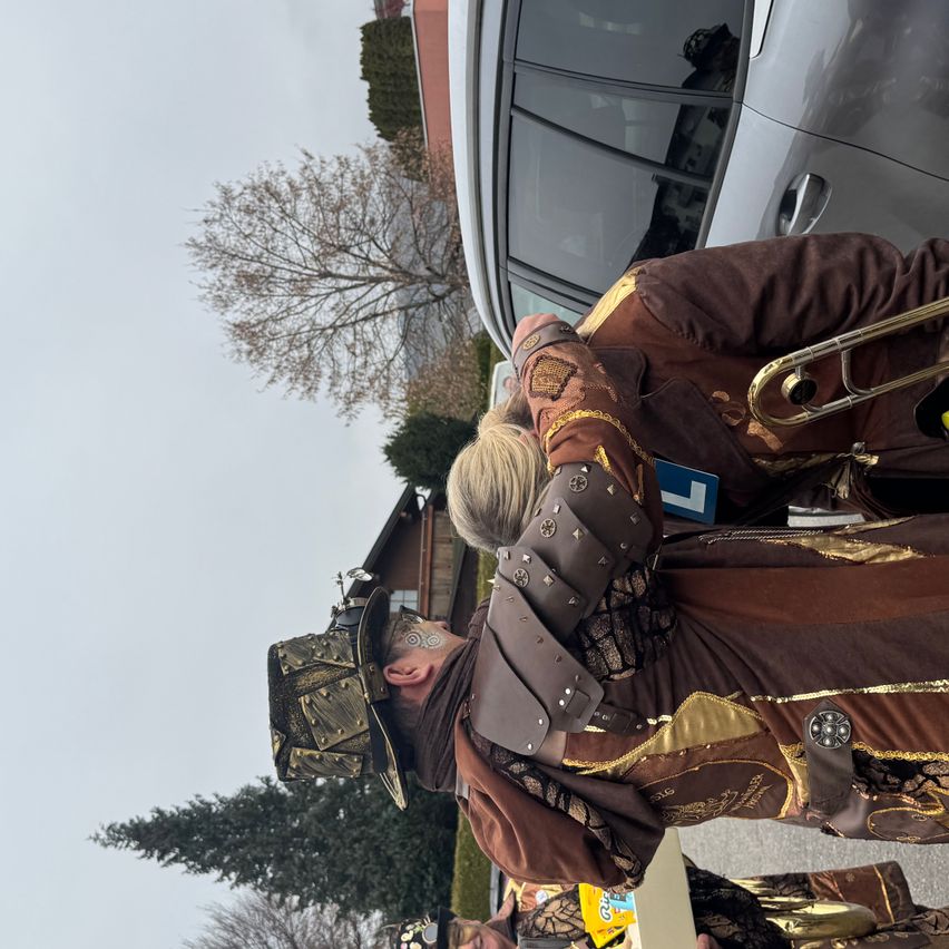 Bild enthält, Person, People, Musical Instrument, Brass Section, Face, Head, Alloy Wheel, Transportation, Vehicle, Wheel