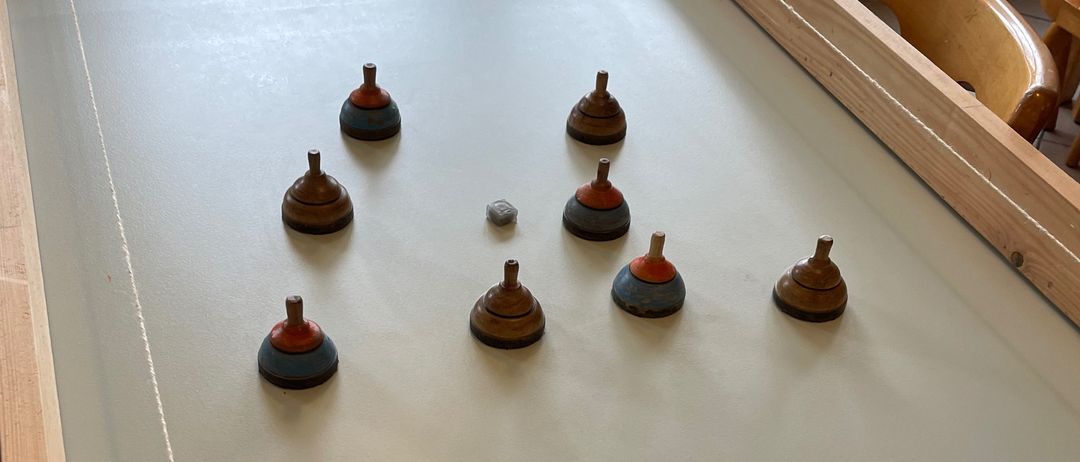 Bild enthält, Furniture, Table, Tabletop, Chair, Grenade