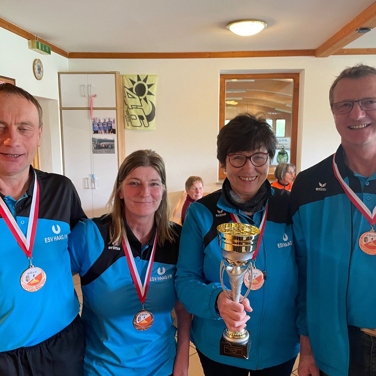 Bild enthält, Glasses, Lamp, Adult, Male, Man, Person, Female, Woman, People, Face