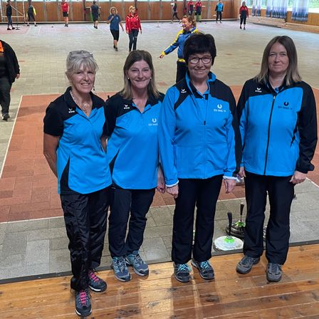 Bild enthält, People, Person, Groupshot, Adult, Female, Woman, Male, Man, Shoe, Jacket