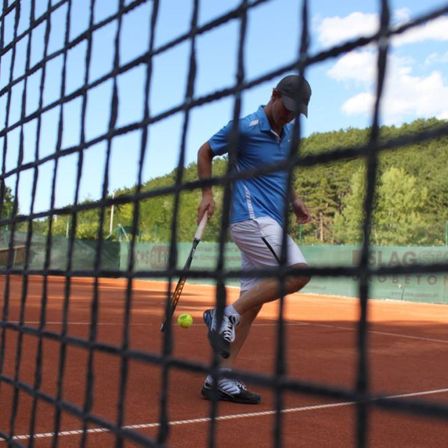 Bild enthält, Tennis, Tennis Ball, Adult, Male, Man, Person, Racket, Tennis Racket, Playing Tennis, Shoe