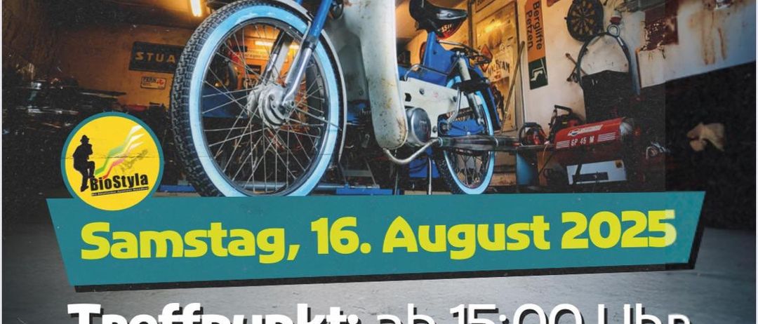 Plakat für das 50. Jubiläum eines Oldtimertreffens mit einem blauen Moped in einer Garage. Veranstaltung am 16. August 2025, Beginn um 15:00 Uhr im Rüsthaus St. Michael in Bleiburg. Eintritt inklusive Essen, Getränk und Startnummer. Live-Musik von Biostyla & Petznblut.