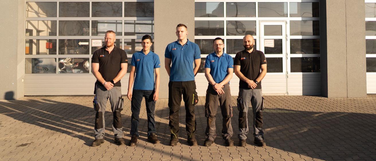 Bild enthält, People, Person, Pants, Groupshot, Adult, Male, Man, Jeans, Building, T-Shirt