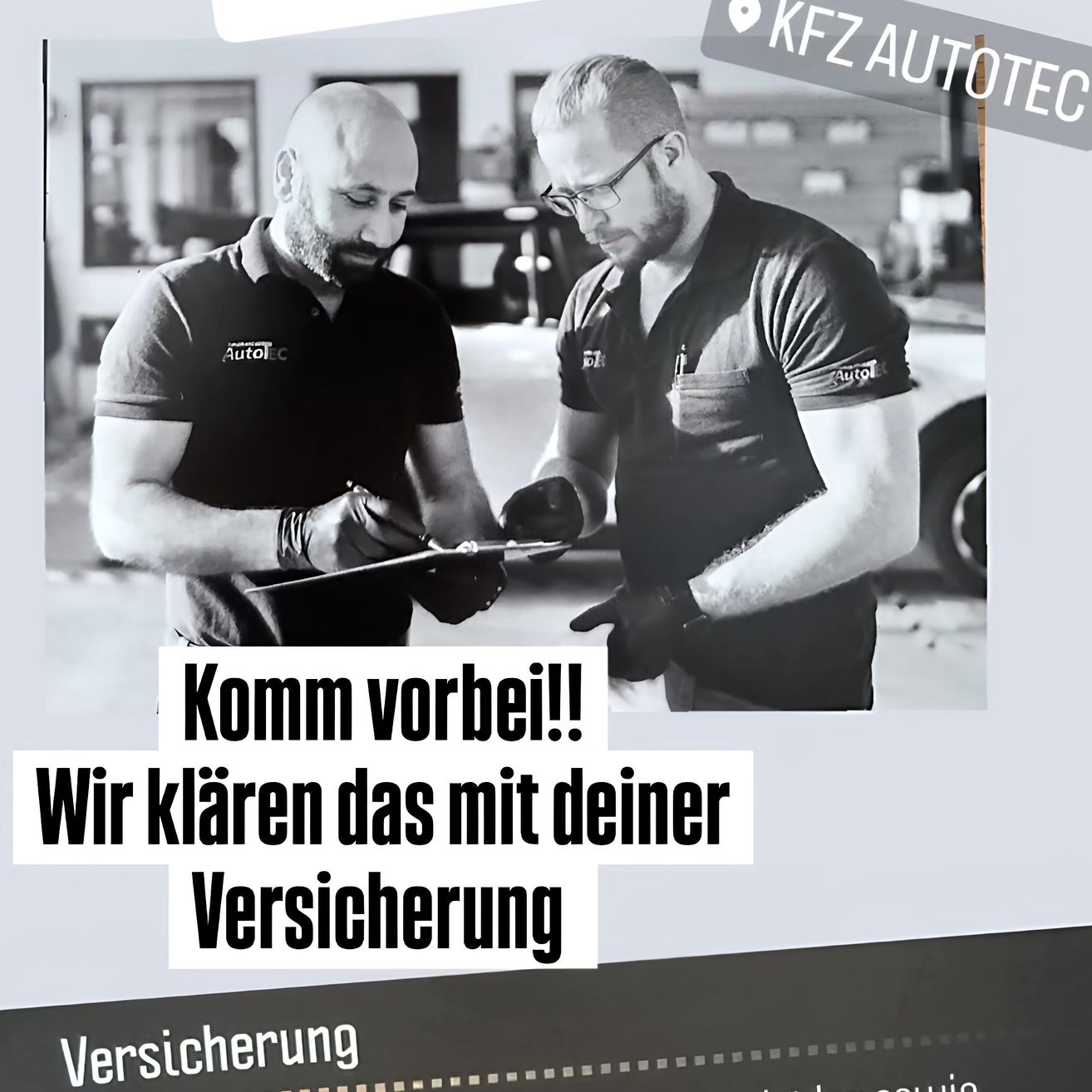 Zwei Männer in schwarzen Hemden und Handschuhen arbeiten in einer Garage an einem Auto. Ein Mann schreibt auf ein Stück Papier, während der andere ihn ansieht.