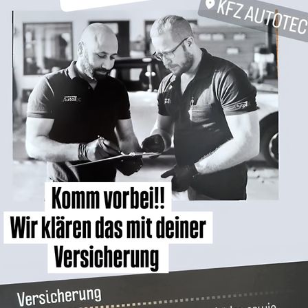 Zwei Männer in schwarzen Hemden und Handschuhen arbeiten in einer Garage an einem Auto. Ein Mann schreibt auf ein Stück Papier, während der andere ihn ansieht.