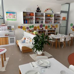 Bild enthält, Building, Dining Room, Dining Table, Furniture, Indoors, Table, Plant, Chair, Home Decor, Interior Design