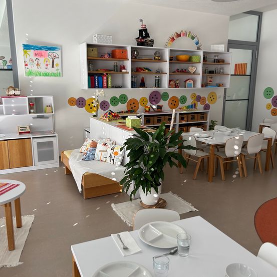 Bild enthält, Building, Dining Room, Dining Table, Furniture, Indoors, Table, Plant, Chair, Home Decor, Interior Design