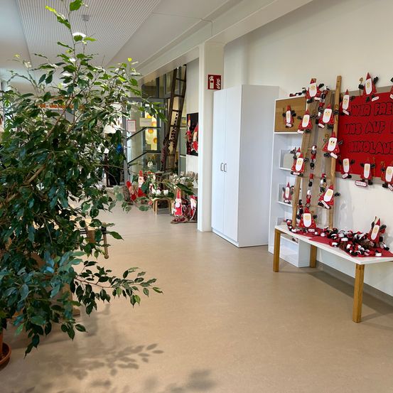 Bild enthält, Architecture, Building, Christmas, Christmas Decorations, Festival, Plant, Christmas Tree, Floor, Person