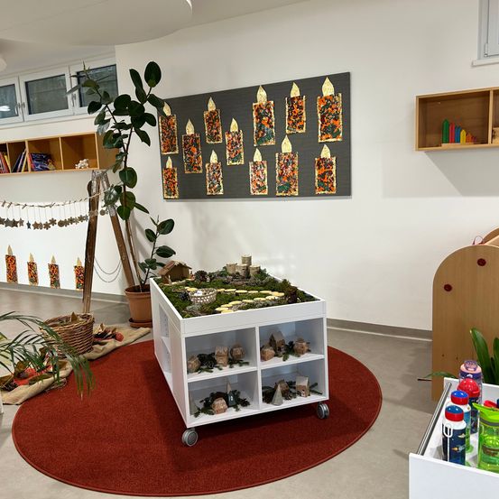 Bild enthält, Plant, Potted Plant, Home Decor, Indoors, Interior Design, Play Area, Corner, Building, Living Room, Room