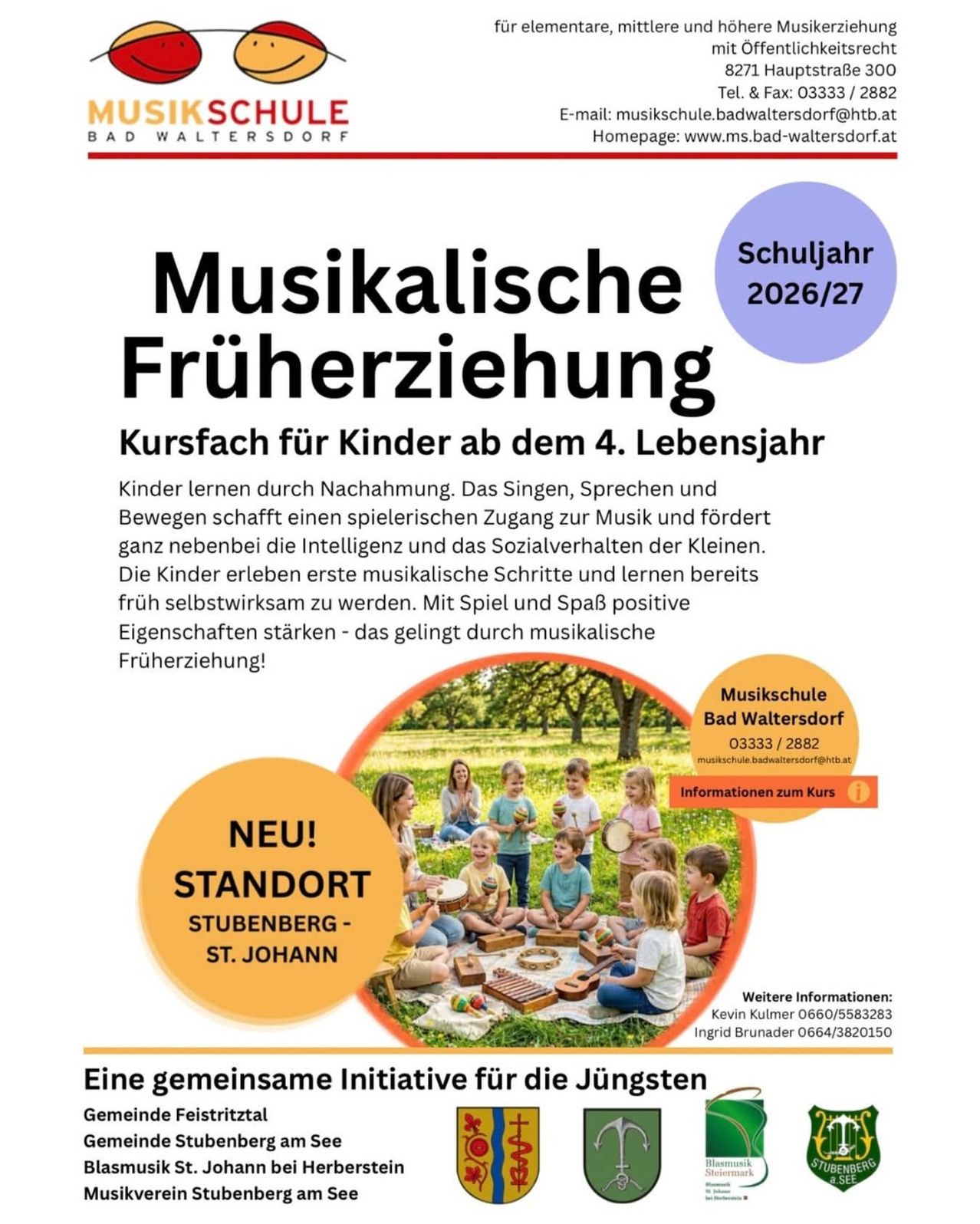 Plakat für einen Musikkurs für Kinder ab dem 4. Lebensjahr, mit einer Gruppe von Kindern, die Instrumente spielen und singen, mit Text auf Deutsch und Englisch.