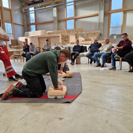 Bild enthält, Adult, Male, Man, Person, Handbag, Shoe, Pilates, Glasses, Floor, Jeans