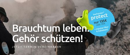 Ein Mann in einem Hut steht in einem nebligen Wald und hält ein grünes Gerät, mit dem Text 'Nur 11' und einem blauen Banner mit einer Telefonnummer.
