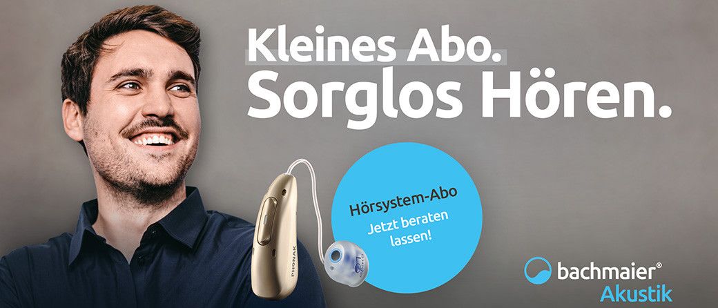 Ein lächelnder Mann mit Hörgerät zeigt eine kleine Werbung. Es steht 'Kleines Abo. Sorglos Höre' und 'Hörsystem-Abo jetzt beraten lassen!' mit einem Logo.