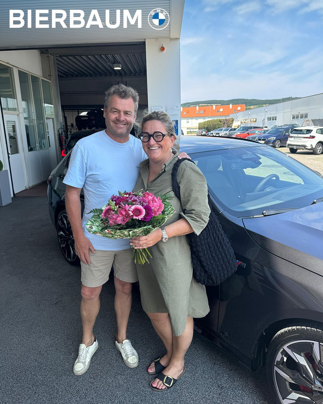 Bild enthält, Flower, Flower Arrangement, Flower Bouquet, Sedan, Person, Adult, Male, Man, Wheel, Sandal