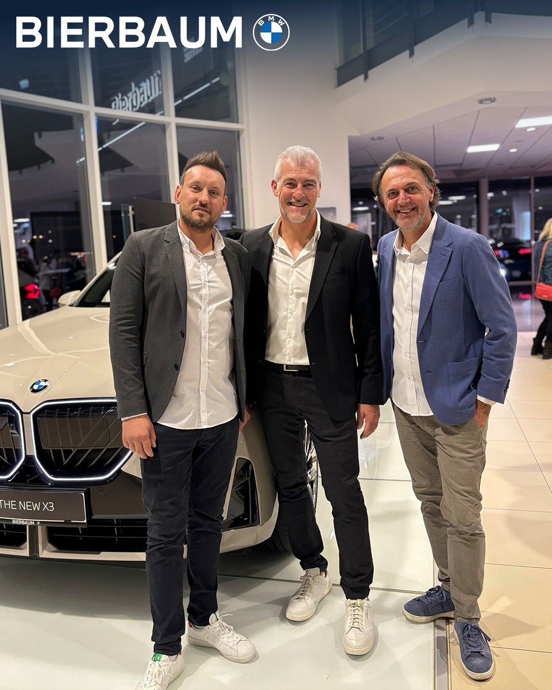 Bild enthält, Blazer, Coat, Jacket, Adult, Male, Man, Person, Car Dealership, People, Pants