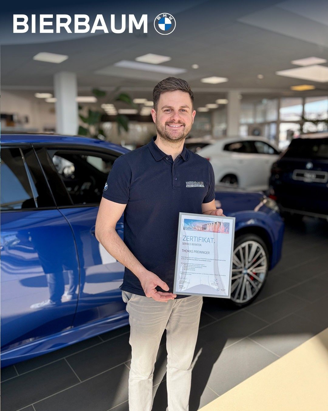 Bild enthält, Adult, Male, Man, Person, Car Dealership, Pants, Spoke, Wheel, Sedan, Alloy Wheel