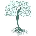 Eine Silhouette einer Frau mit erhobenen Armen steht als Baum mit sich ausbreitenden Wurzeln vor einem weißen Hintergrund.