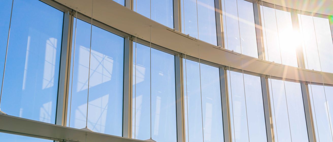 Bild enthält, Building, Office Building, Nature, Outdoors, Sky, Window, Condo, City