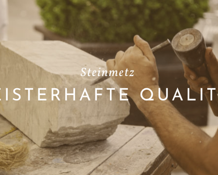 Eine Person schnitzelt einen Stein auf einem Holztisch mit Werkzeugen. Der Stein ist weiß. Der Text 'Steinmetz' und 'MEISTERHAFTE QUALITAT' ist auf dem Bild geschrieben.