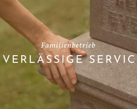 Eine Hand berührt einen Grabstein mit den Texten 'Zuverlässige Services' und 'Familienbetrieb'. Der Hintergrund ist grünes Gras.