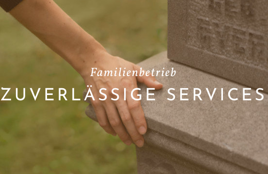 Eine Hand berührt einen Grabstein mit den Texten 'Zuverlässige Services' und 'Familienbetrieb'. Der Hintergrund ist grünes Gras.