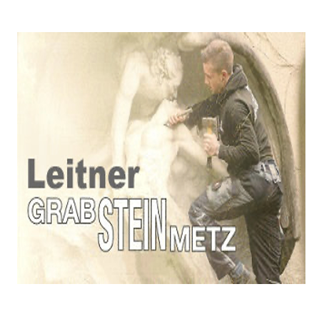 Ein Mann in einer Jacke schnitzert eine Skulptur einer liegenden Figur, mit einem Bier in der Hand. Das Bild hat einen Textüberlagerung, 'Leitner GRAB STEINMETZ'.